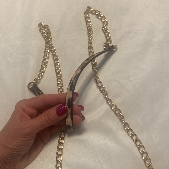 Trouvé leopard print small crossbody with gold chain. - Picture 10 of 10